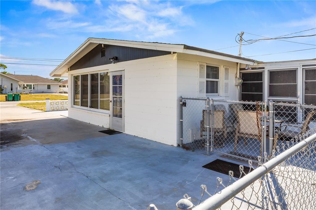 For Sale: $210,000 (2 beds, 1 baths, 869 Square Feet)