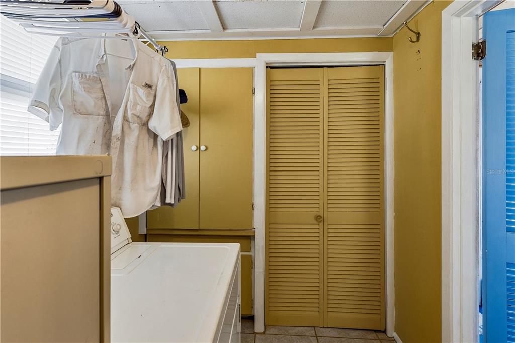 For Sale: $210,000 (2 beds, 1 baths, 869 Square Feet)