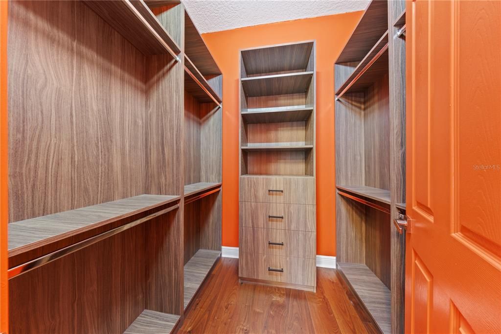 Под контрактом: $1,398,000 (6 спален, 0 ванн, 3216 Квадратных фут)