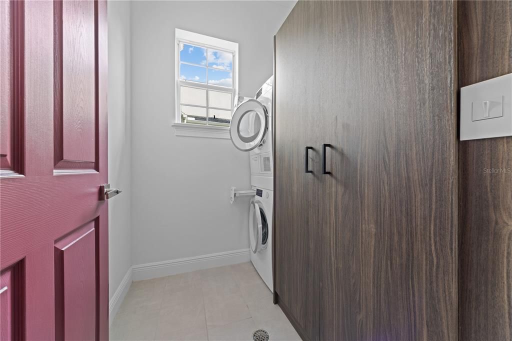 Под контрактом: $1,398,000 (6 спален, 0 ванн, 3216 Квадратных фут)