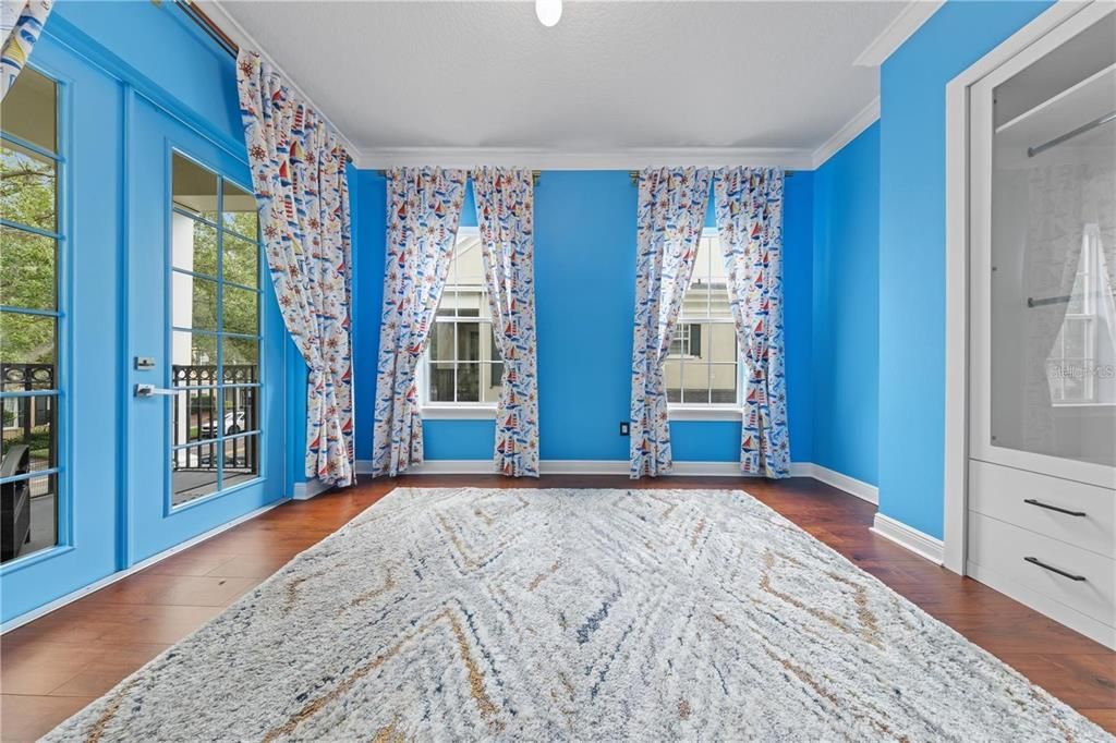 Под контрактом: $1,398,000 (6 спален, 0 ванн, 3216 Квадратных фут)