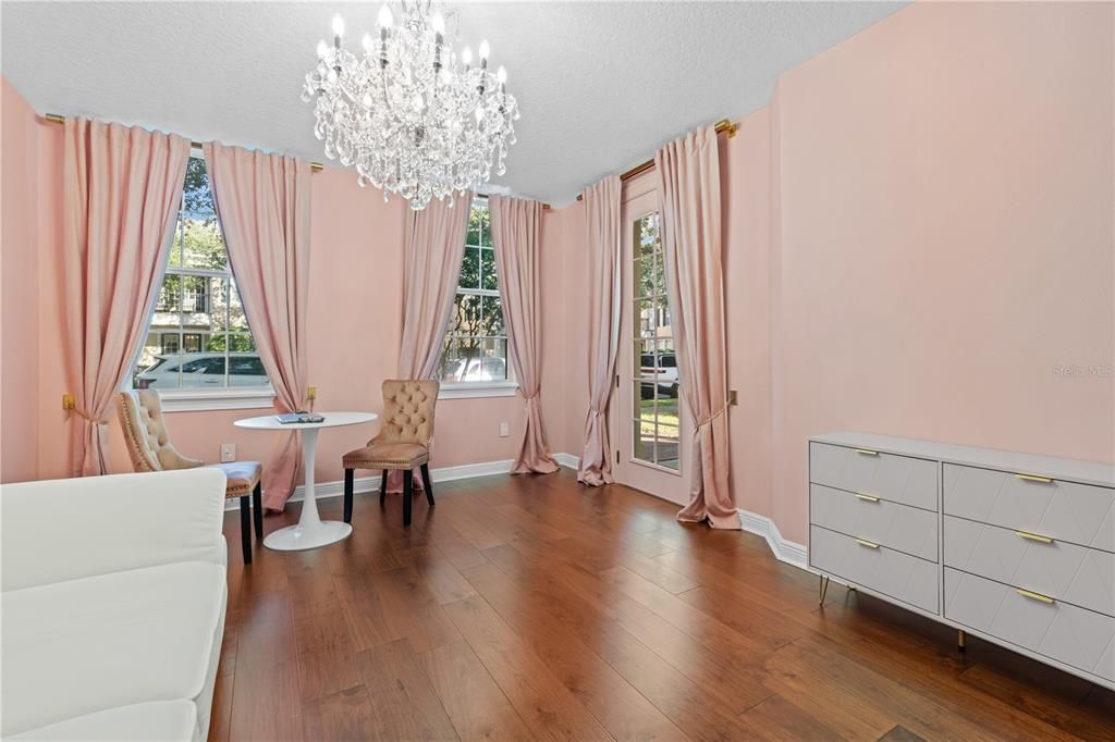 Под контрактом: $1,398,000 (6 спален, 0 ванн, 3216 Квадратных фут)