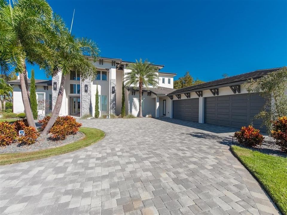 For Rent: $18,500 (6 beds, 7 baths, 6853 Square Feet)