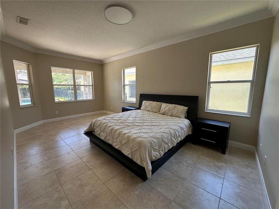 Activo con contrato: $685,000 (4 camas, 2 baños, 2250 Pies cuadrados)