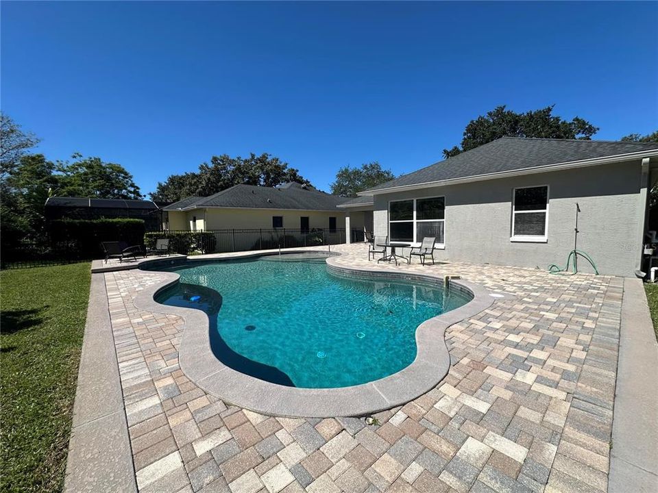 Activo con contrato: $685,000 (4 camas, 2 baños, 2250 Pies cuadrados)