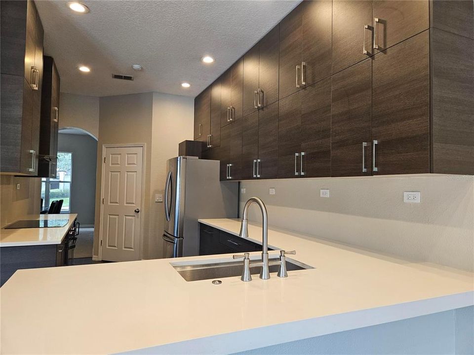 Activo con contrato: $685,000 (4 camas, 2 baños, 2250 Pies cuadrados)