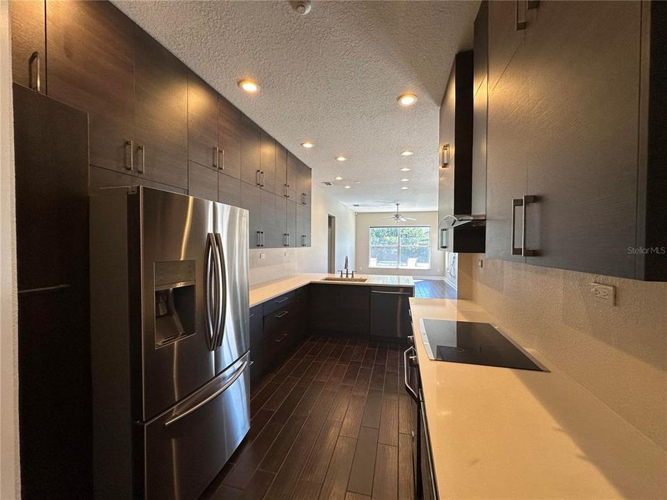 Activo con contrato: $685,000 (4 camas, 2 baños, 2250 Pies cuadrados)