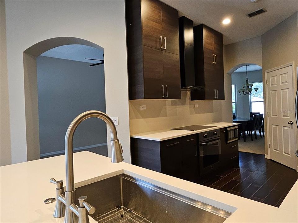 Activo con contrato: $685,000 (4 camas, 2 baños, 2250 Pies cuadrados)