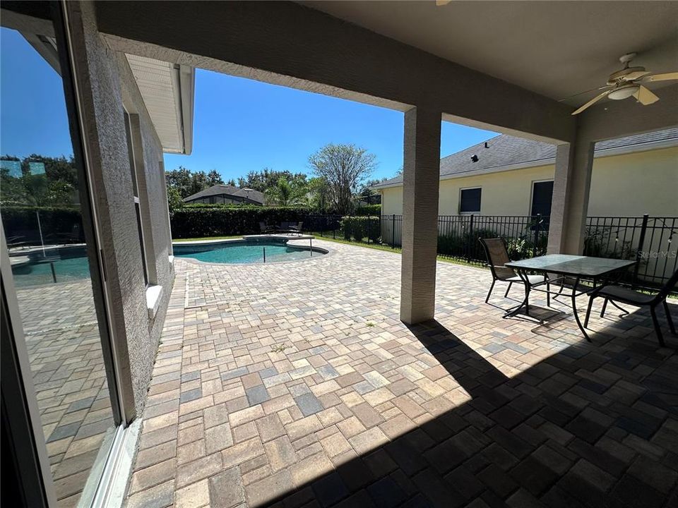 Activo con contrato: $685,000 (4 camas, 2 baños, 2250 Pies cuadrados)