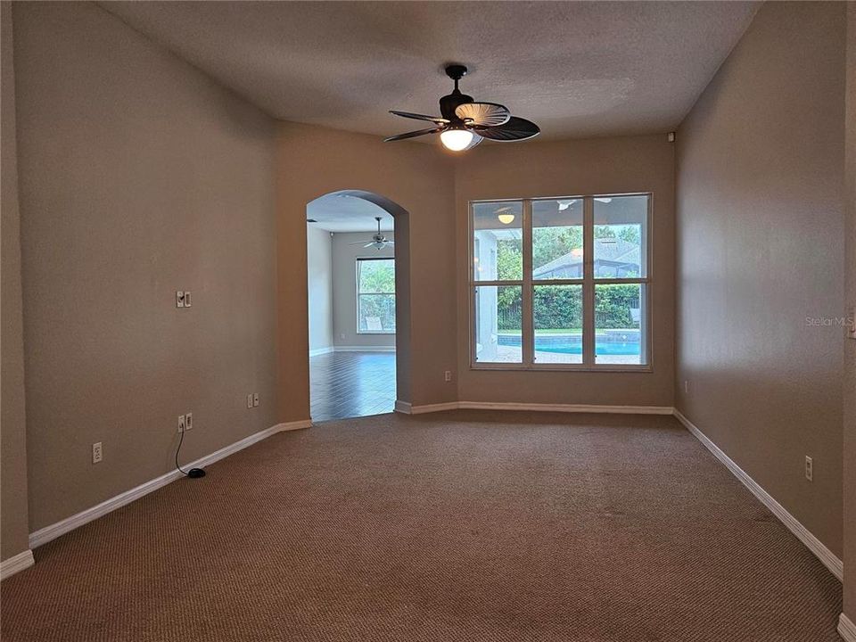 Activo con contrato: $685,000 (4 camas, 2 baños, 2250 Pies cuadrados)