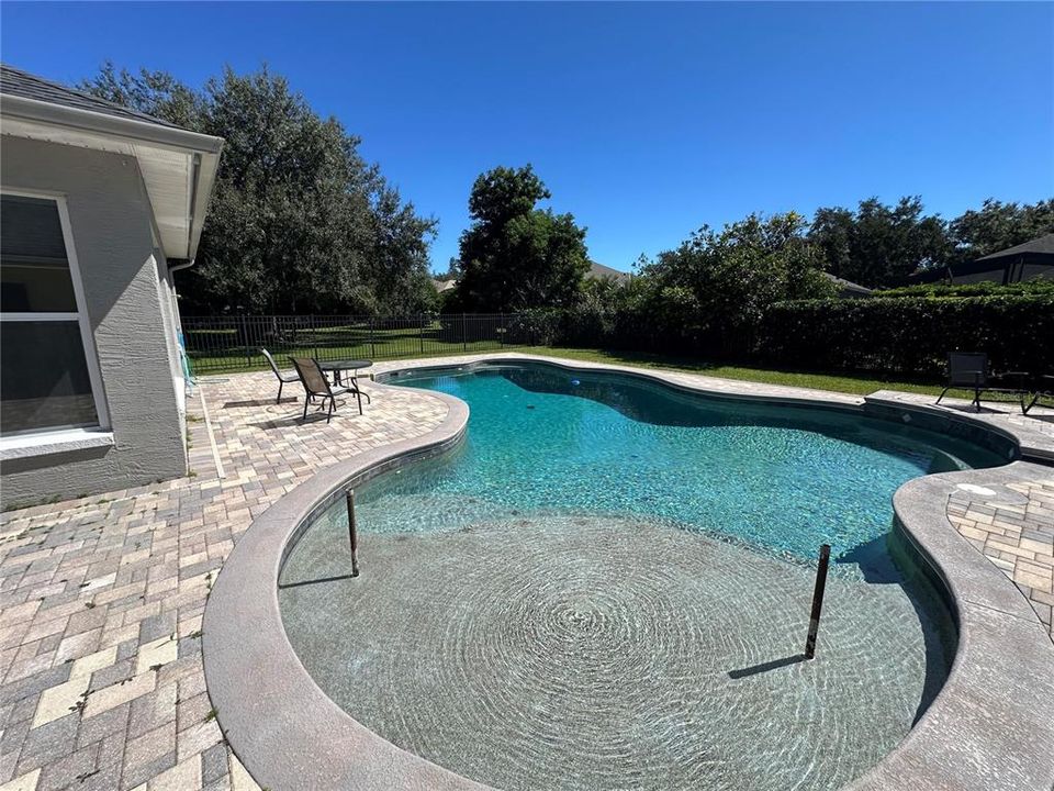 Activo con contrato: $685,000 (4 camas, 2 baños, 2250 Pies cuadrados)