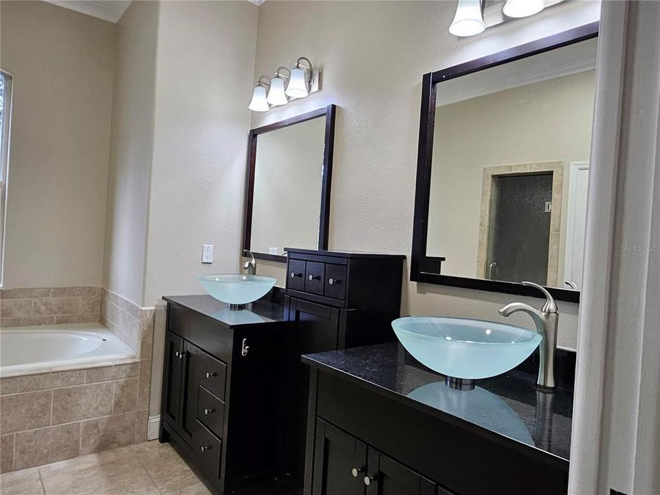 Activo con contrato: $685,000 (4 camas, 2 baños, 2250 Pies cuadrados)