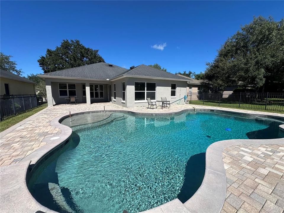 Activo con contrato: $685,000 (4 camas, 2 baños, 2250 Pies cuadrados)