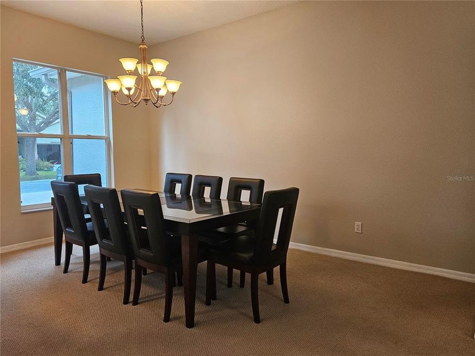 Activo con contrato: $685,000 (4 camas, 2 baños, 2250 Pies cuadrados)