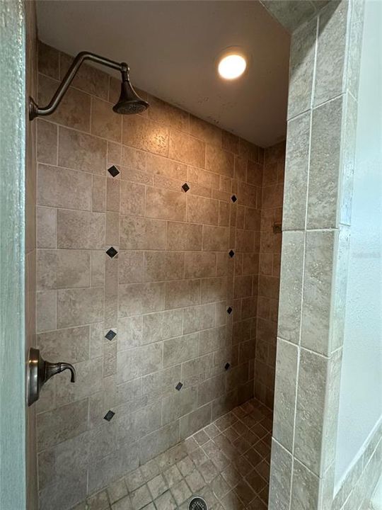 Activo con contrato: $685,000 (4 camas, 2 baños, 2250 Pies cuadrados)