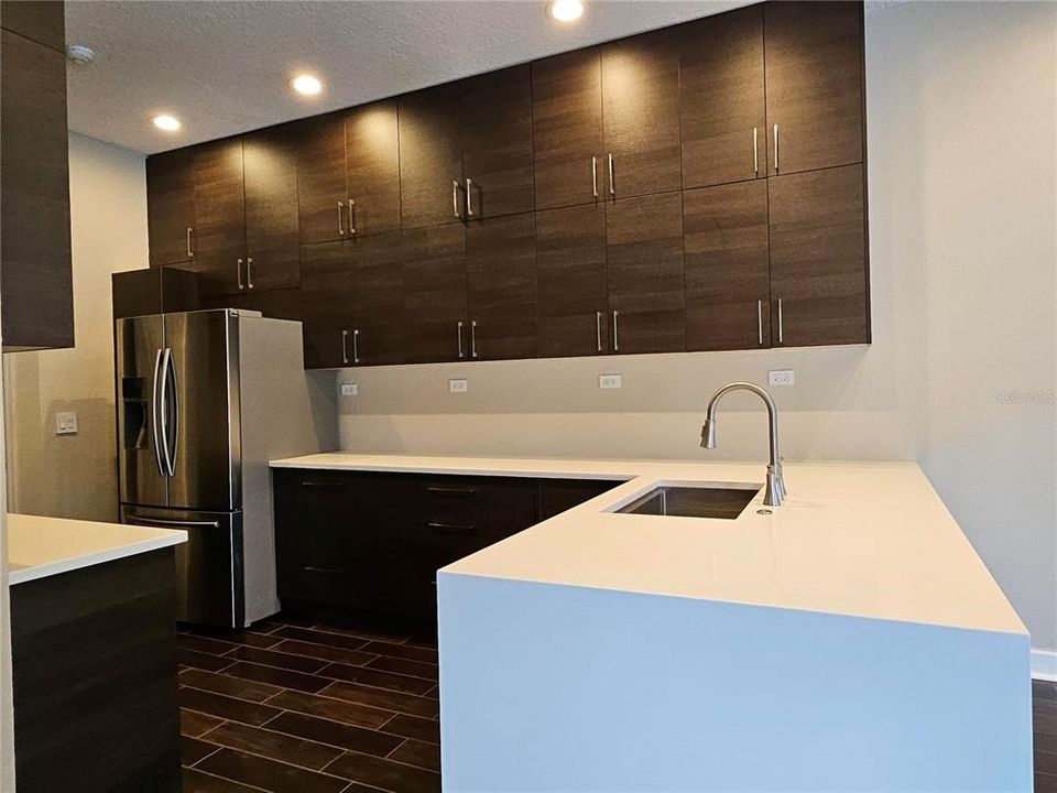 Activo con contrato: $685,000 (4 camas, 2 baños, 2250 Pies cuadrados)