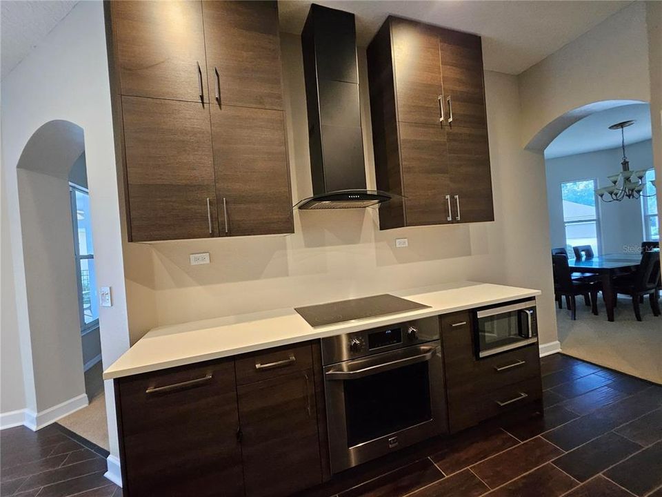 Activo con contrato: $685,000 (4 camas, 2 baños, 2250 Pies cuadrados)