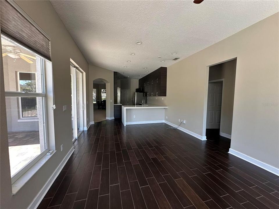 Activo con contrato: $685,000 (4 camas, 2 baños, 2250 Pies cuadrados)