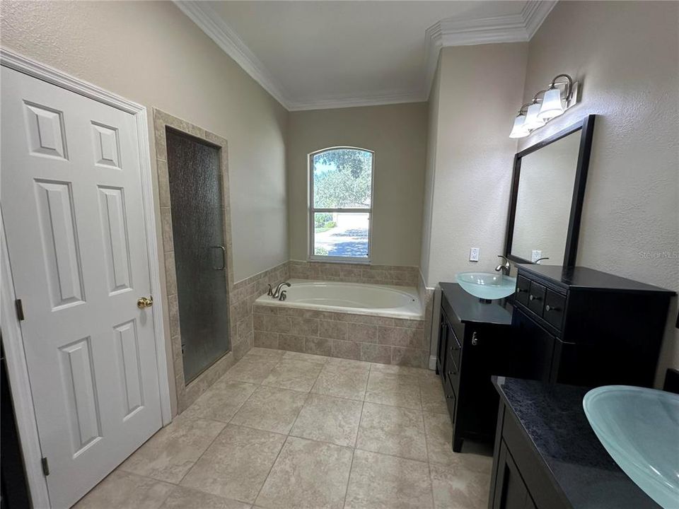 Activo con contrato: $685,000 (4 camas, 2 baños, 2250 Pies cuadrados)