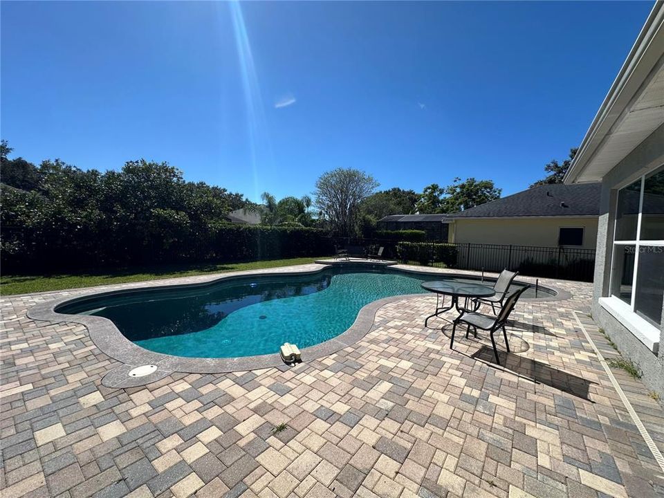 Activo con contrato: $685,000 (4 camas, 2 baños, 2250 Pies cuadrados)