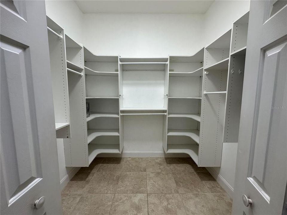 Activo con contrato: $685,000 (4 camas, 2 baños, 2250 Pies cuadrados)