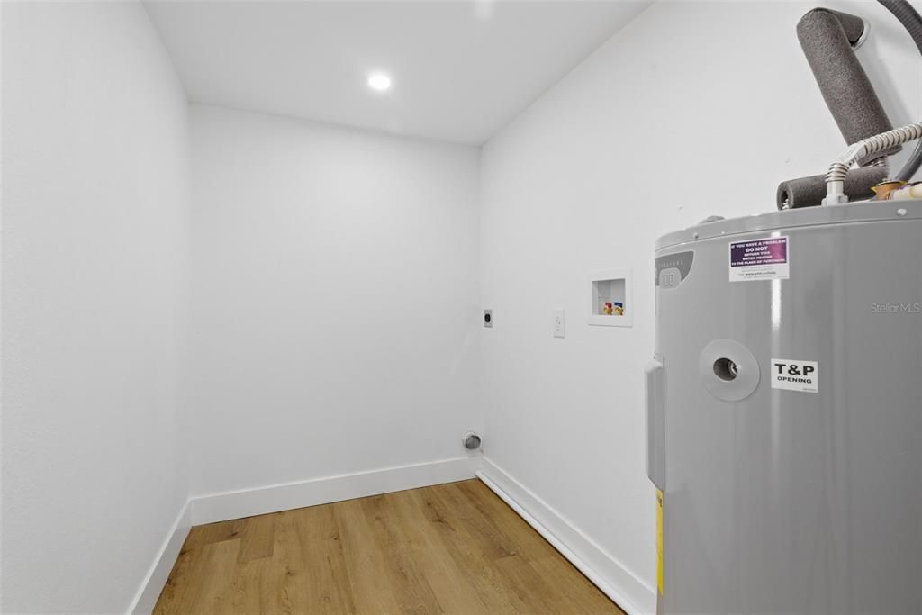 For Sale: $320,000 (4 beds, 2 baths, 1102 Square Feet)