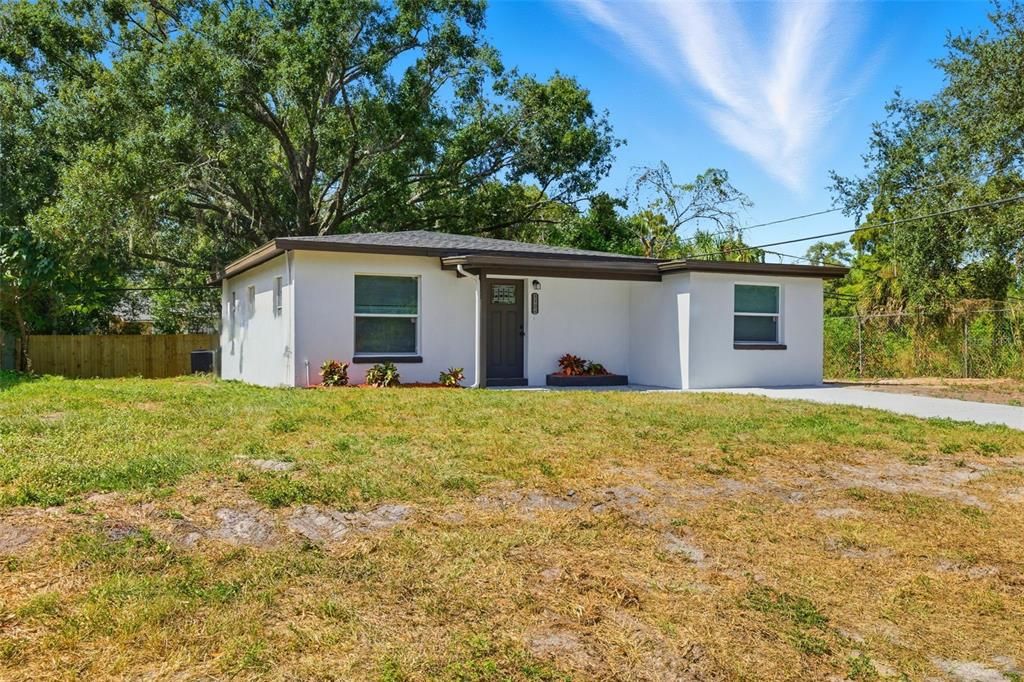 For Sale: $320,000 (4 beds, 2 baths, 1102 Square Feet)