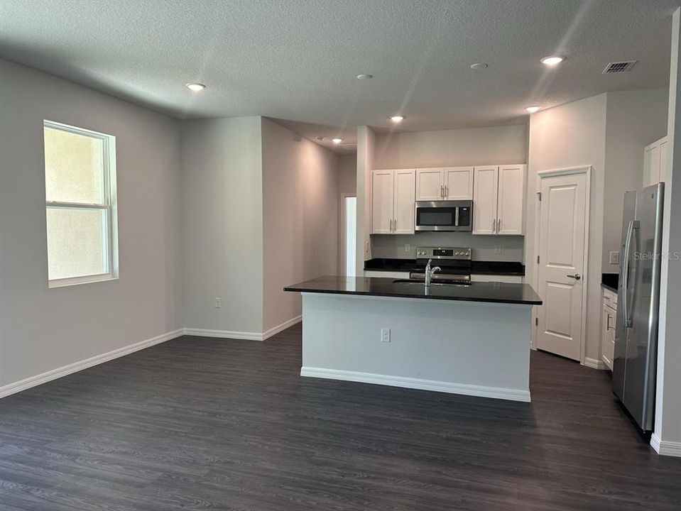 待售: $360,000 (4 贝兹, 2 浴室, 1675 平方英尺)