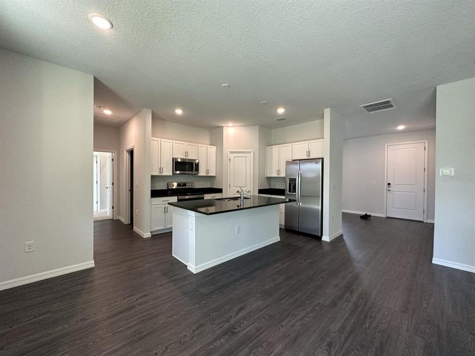 待售: $360,000 (4 贝兹, 2 浴室, 1675 平方英尺)