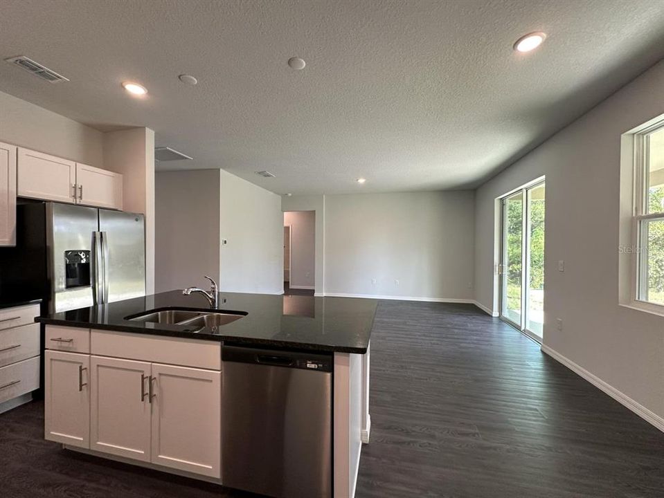 待售: $360,000 (4 贝兹, 2 浴室, 1675 平方英尺)