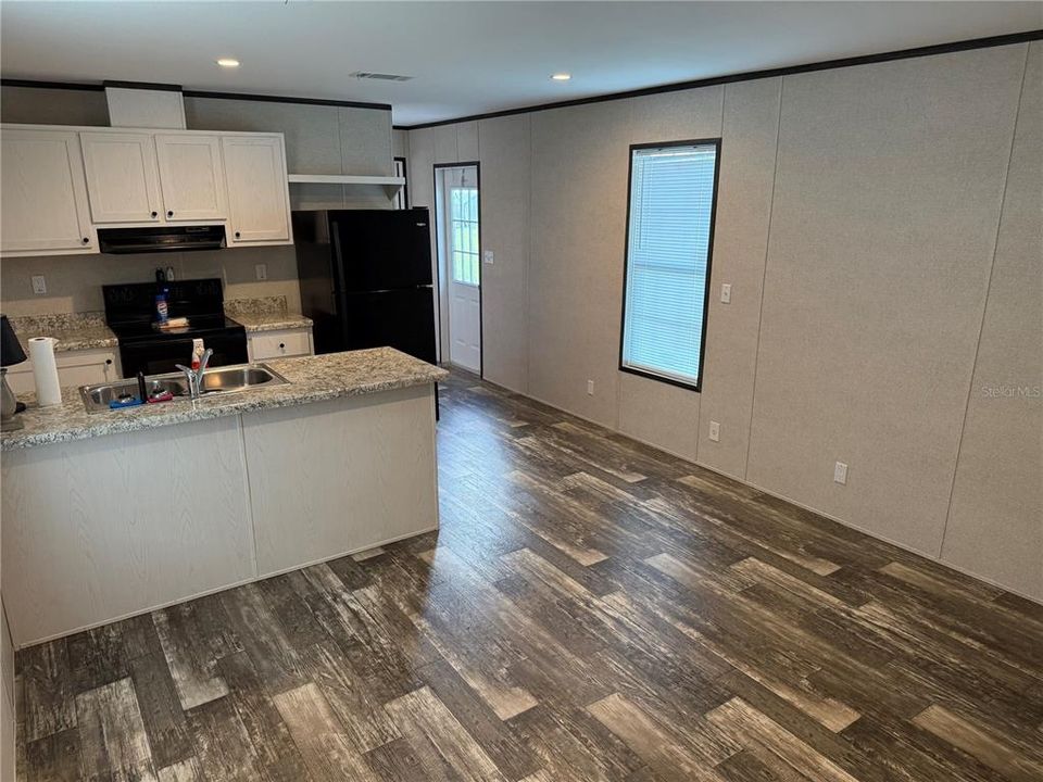 Под контрактом: $140,000 (2 спален, 2 ванн, 784 Квадратных фут)