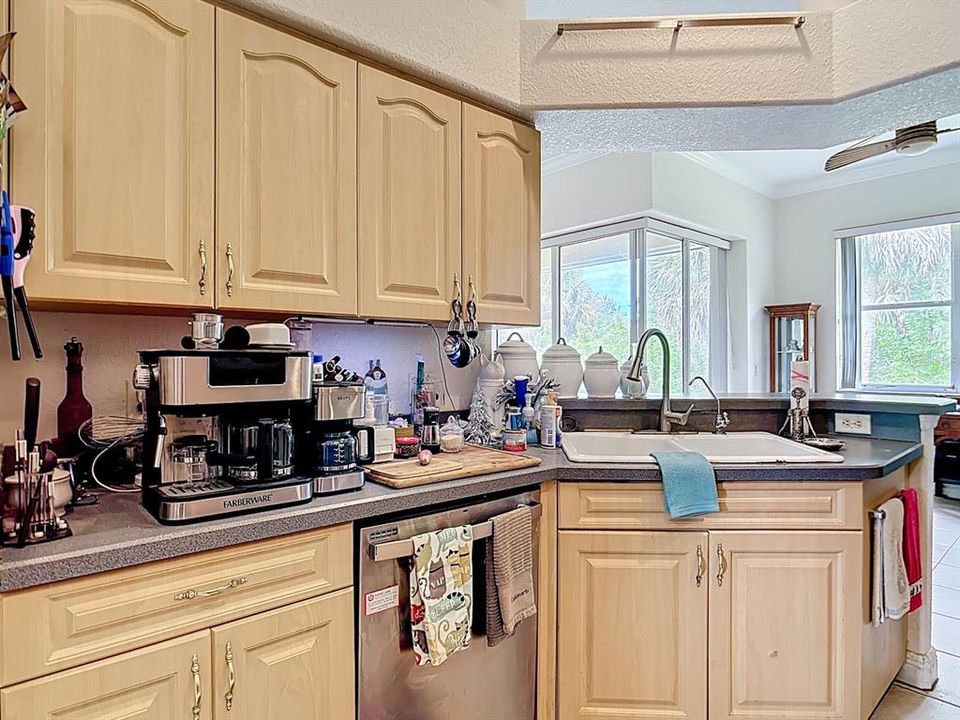 For Sale: $300,000 (3 beds, 2 baths, 1789 Square Feet)