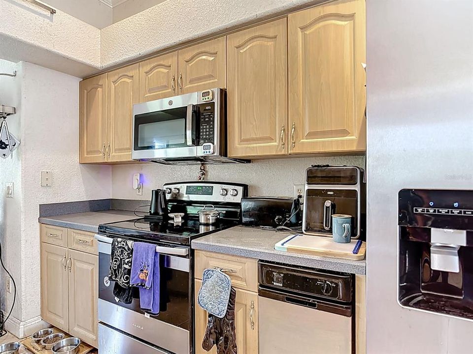 For Sale: $300,000 (3 beds, 2 baths, 1789 Square Feet)