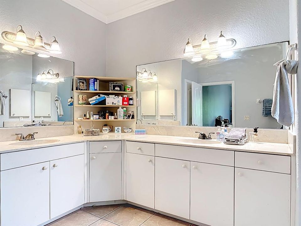 For Sale: $300,000 (3 beds, 2 baths, 1789 Square Feet)