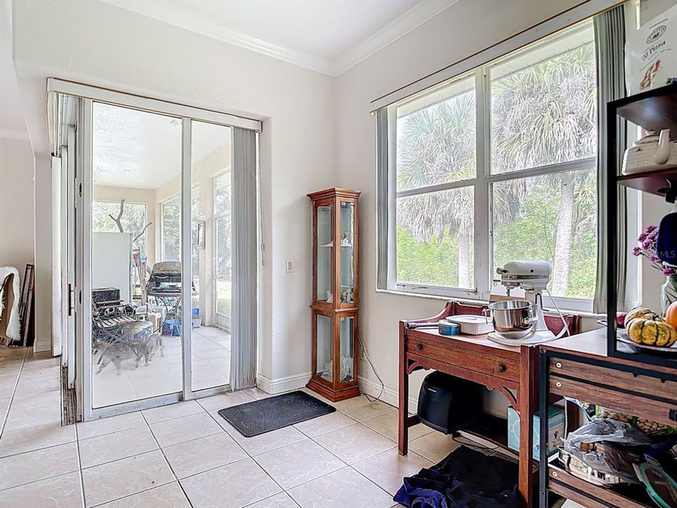 For Sale: $300,000 (3 beds, 2 baths, 1789 Square Feet)