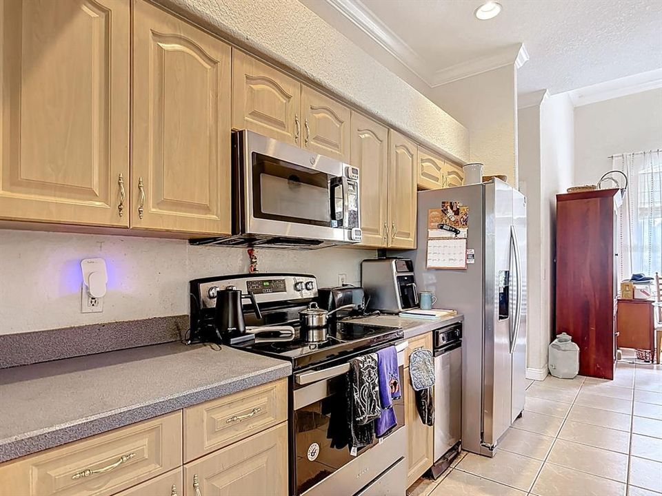 For Sale: $300,000 (3 beds, 2 baths, 1789 Square Feet)