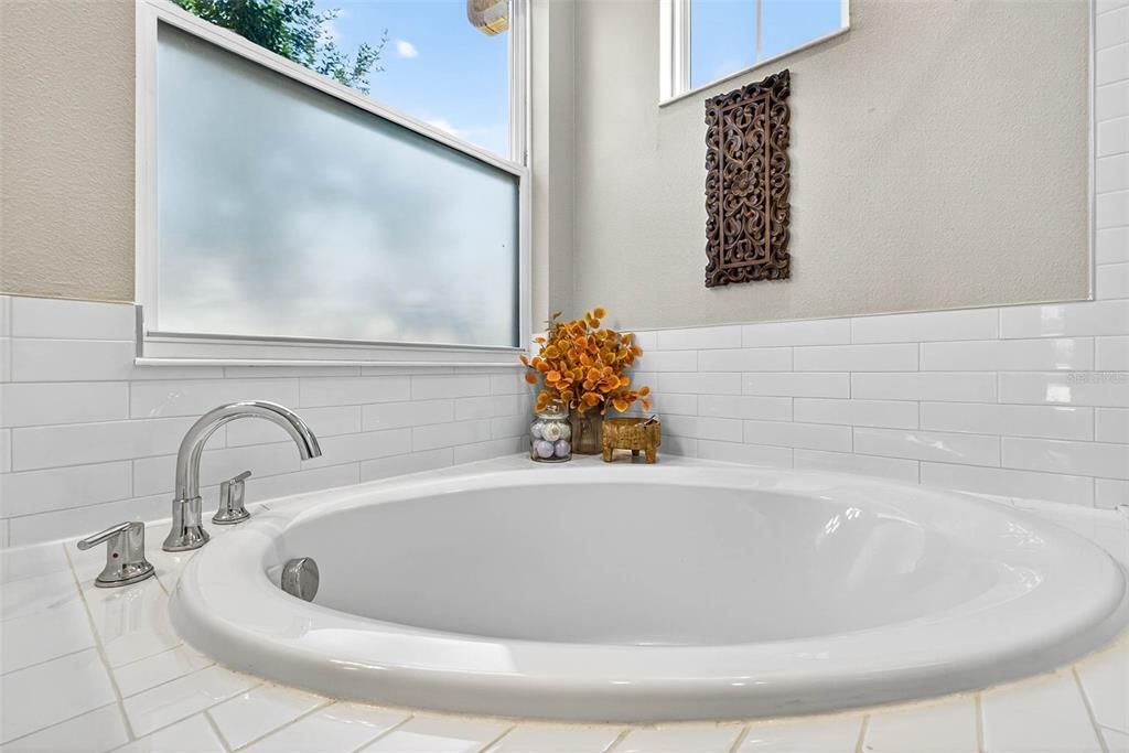 For Sale: $715,000 (4 beds, 3 baths, 2558 Square Feet)