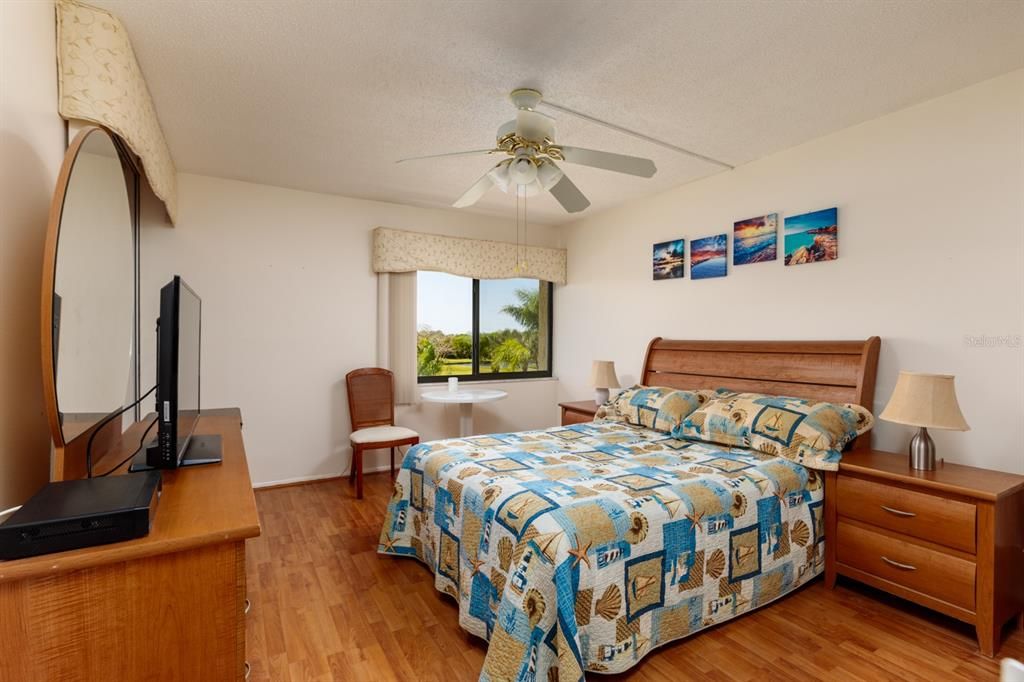 待售: $185,000 (2 贝兹, 2 浴室, 1045 平方英尺)