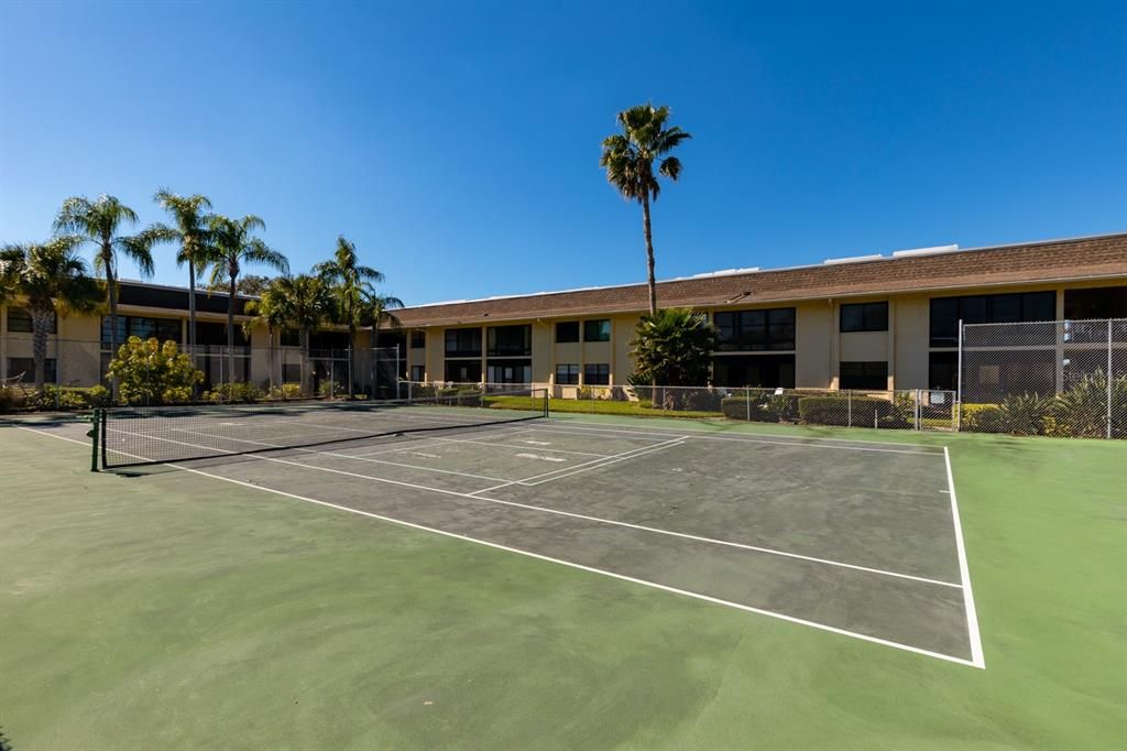 待售: $185,000 (2 贝兹, 2 浴室, 1045 平方英尺)