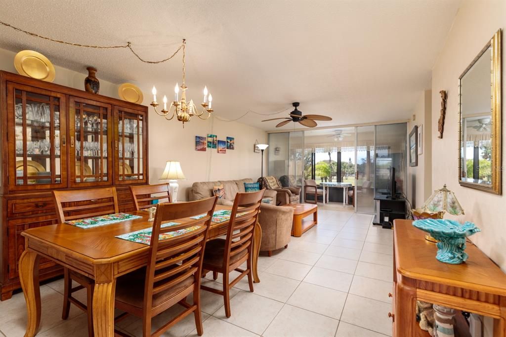 待售: $185,000 (2 贝兹, 2 浴室, 1045 平方英尺)