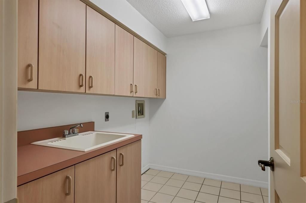 For Sale: $900,000 (4 beds, 3 baths, 3485 Square Feet)