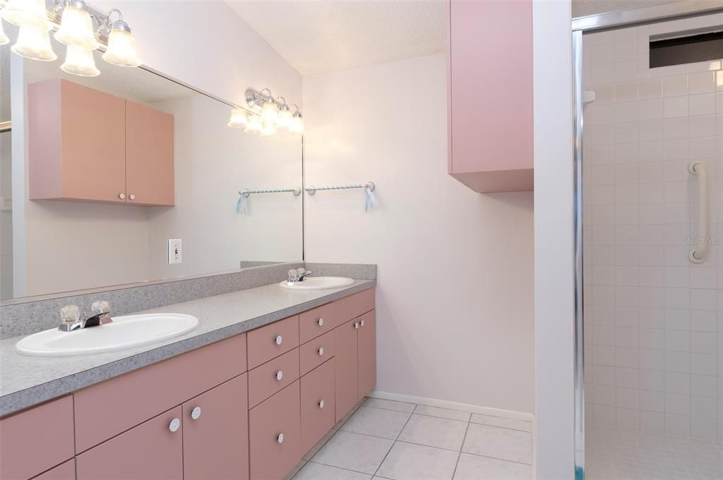 合同活跃: $139,000 (2 贝兹, 2 浴室, 1144 平方英尺)