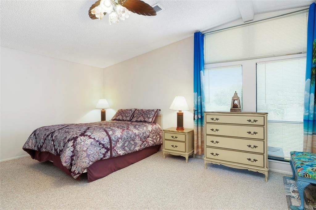 合同活跃: $139,000 (2 贝兹, 2 浴室, 1144 平方英尺)