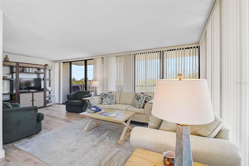 For Sale: $699,000 (2 beds, 2 baths, 1204 Square Feet)