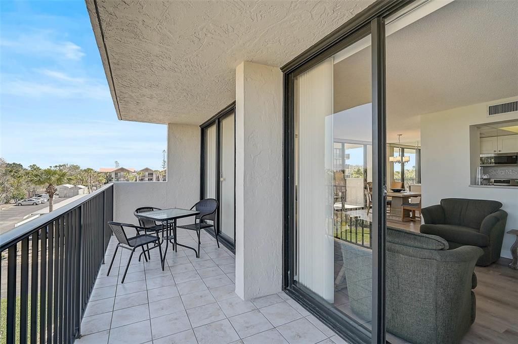 For Sale: $699,000 (2 beds, 2 baths, 1204 Square Feet)