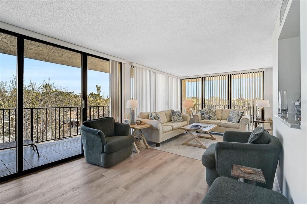 For Sale: $699,000 (2 beds, 2 baths, 1204 Square Feet)