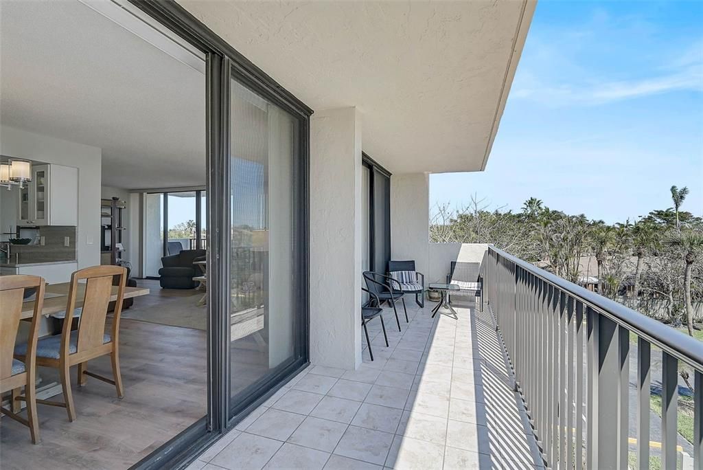 For Sale: $699,000 (2 beds, 2 baths, 1204 Square Feet)