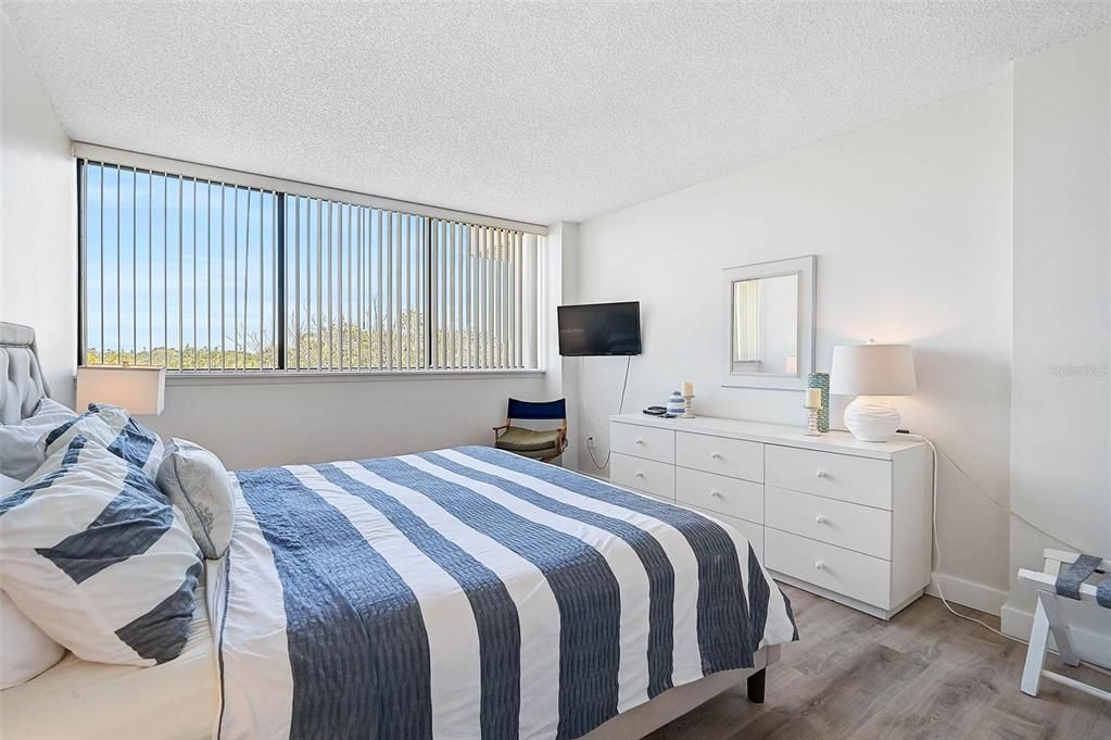 For Sale: $699,000 (2 beds, 2 baths, 1204 Square Feet)