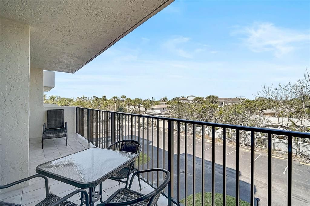 For Sale: $699,000 (2 beds, 2 baths, 1204 Square Feet)