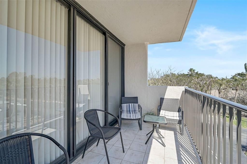 For Sale: $699,000 (2 beds, 2 baths, 1204 Square Feet)